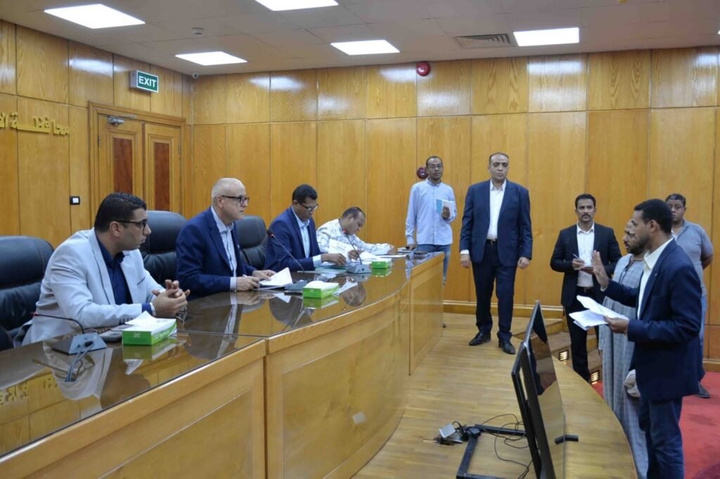 محافظ الأقصر يبحث 70 طلبا وشكوى خلال لقاء اليوم المفتوح